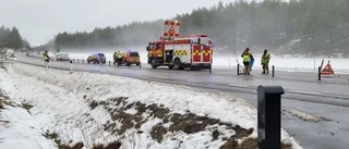 Bil körde in i mitträcket på E22