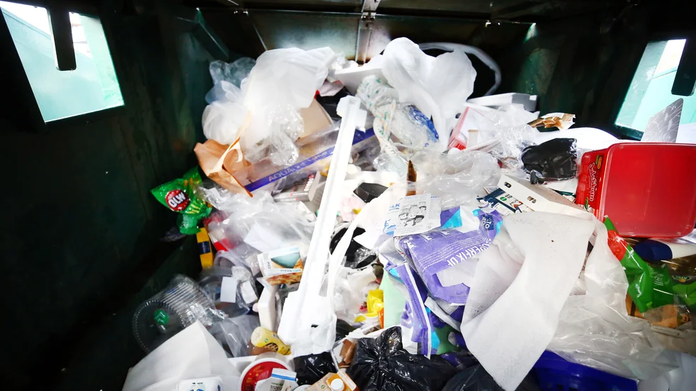 Plastleksaker, tandborstar, plastfickor och svarta sopsäckar kastas ofta fel, dessa saker ska inte sorteras som plastförpackning.