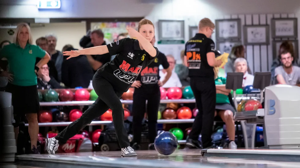 Mary Pettersson tycker att det blir en annan gemenskap när man tränar med de som är i samma ålder. Hon tror också att fler kommer upptäcka att bowling är en sport för alla åldrar. 
