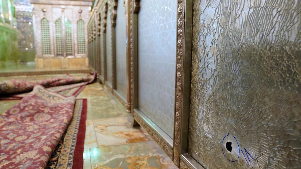 Ett skotthål syns i en glasvägg i Shah Cheragh, ett mausoleum i Shiraz som är en av de heligaste shiamuslimska platserna i Iran. Arkivbild.