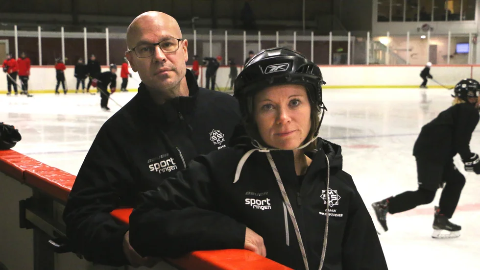 Tommy Lundström och Ellinor Viklund tycker att tjejerna i MSSK blir orättvist behandlade. Nu vill de att kommunen ska ta ansvar och fördela tiderna i Piteås ishallar. 