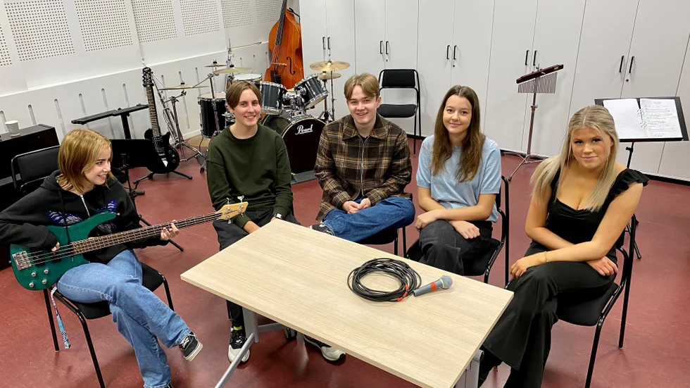 Tindra Tunholm, Ossian Lamm, Leo Vikblad Lennebrink, Ester Mellberg och Nora Vendelsten har jobbat med marknadsföringen av estetelevernas höstkonsert "Happy Life".