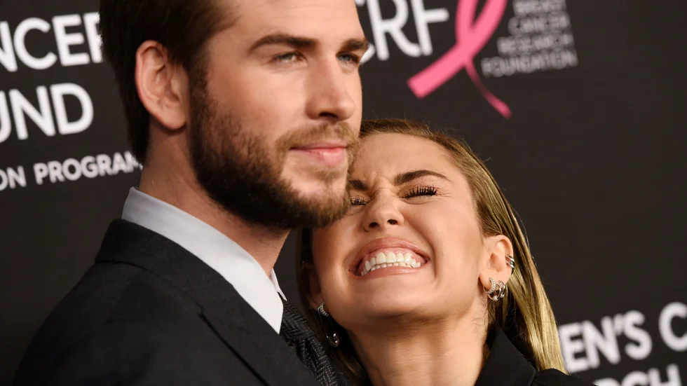 Liam Hemsworth tar över rollen som Geralt of Rivia i "The Witcher". Här syns Hemsworth tillsammans med tidigare makan Miley Cyrus. Arkivbild.