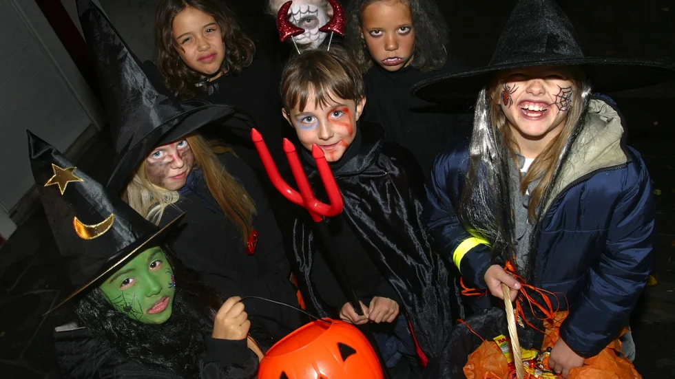 Några barn utklädda till monster och spöken firar halloween i Oslo. Arkivbild.