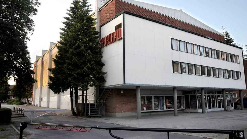 Två ungdomar blev attackerade utanför Sporthallen på onsdagseftermiddagen.