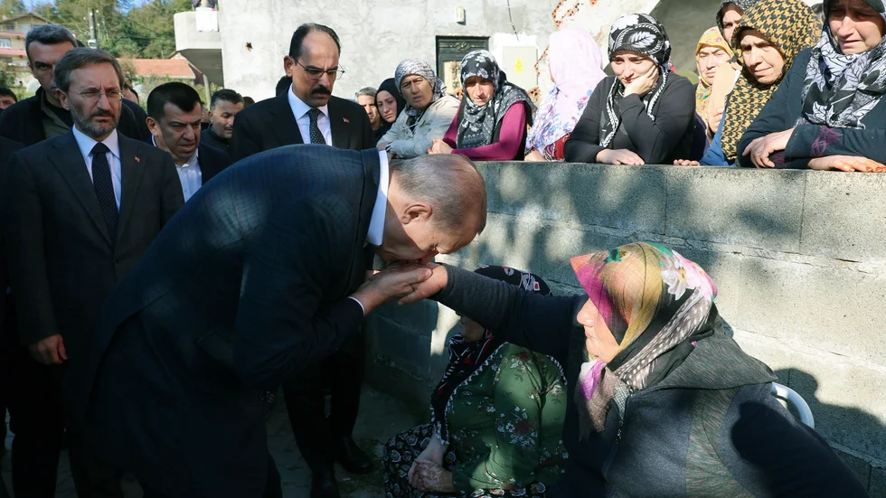 Turkiets president Recep Tayyip Erdogan under ett besök vid olycksplatsen den 15 oktober.