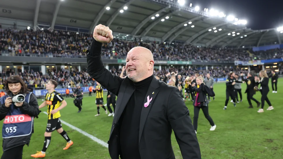 Häckens tränare Per-Mathias Høgmo jublar efter segern med 4–0 mot IFK Göteborg, som säkrade Häckens första SM-guld.