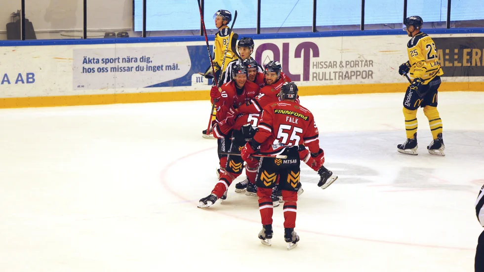 Andreas Söderberg (nummer fem) gratuleras efter sitt sena mål som innebar en viktig seger för Vita Hästen.