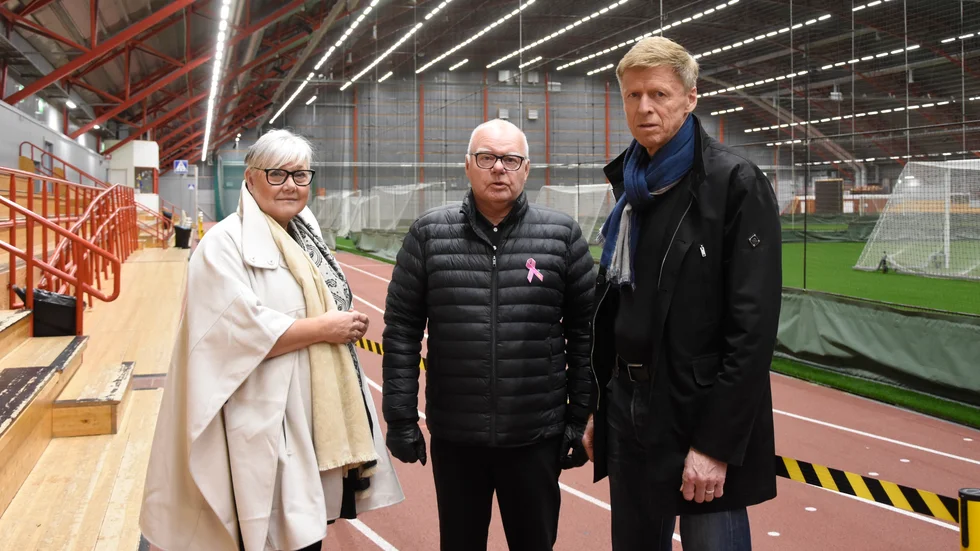 De tio fotbollsföreningarna i Luleåalliansen vädjar till politikerna att fotbollsungdomarna ska prioriteras när det gäller Arcushallen. Från vänster Kicki Blomquist, Lira, Bengt Augustsson, LSK och Jörgen Eriksson, IFK Luleå.
