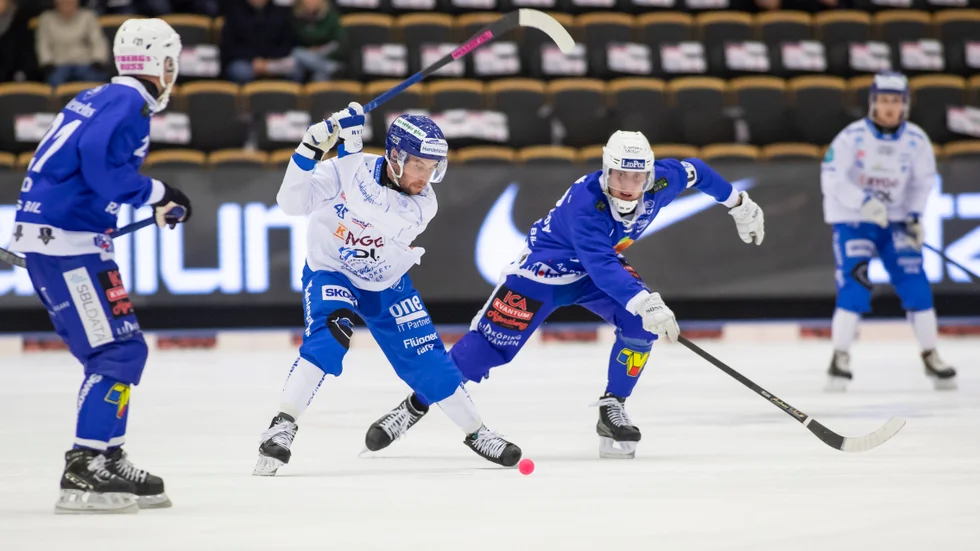 Jonas Enander satte IFK Motalas första mål för säsongen när han från när håll rakade in reduceringen till 1-4 med en kvart kvar av matchen. IFK hade lägen för att göra ytterligare mål i matchen men guldfavoriterna VIlla vann ändå rättvist hemma i Sparbanken arena i Lidköping.
