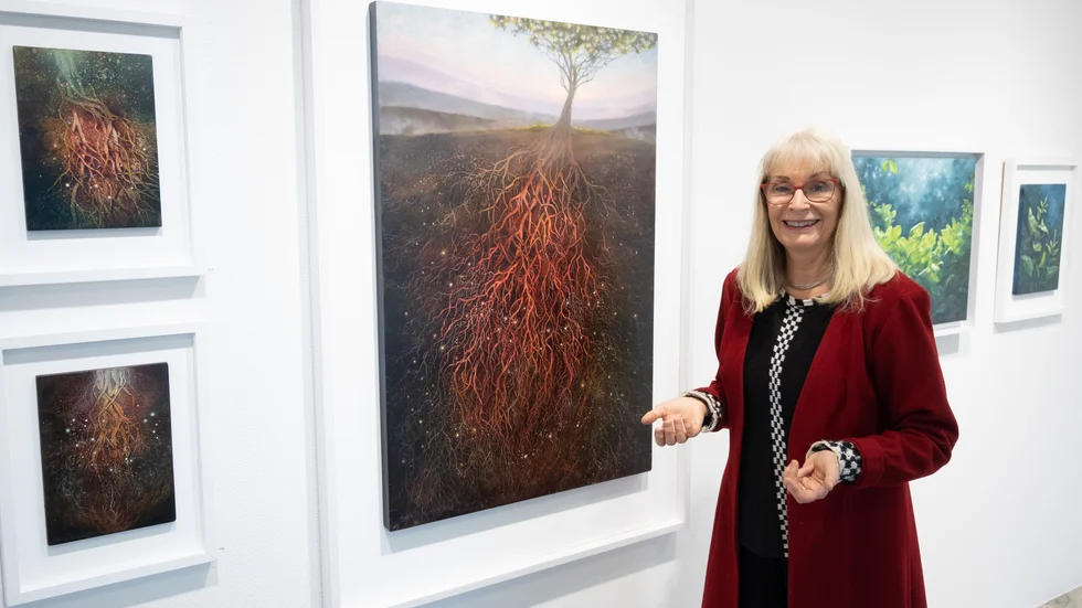 Anna Toresdotter har myhcket fokuserat på det universum som finns under marken i sin utställning hos Galleri Lindberg som har vernissage på lördagen.