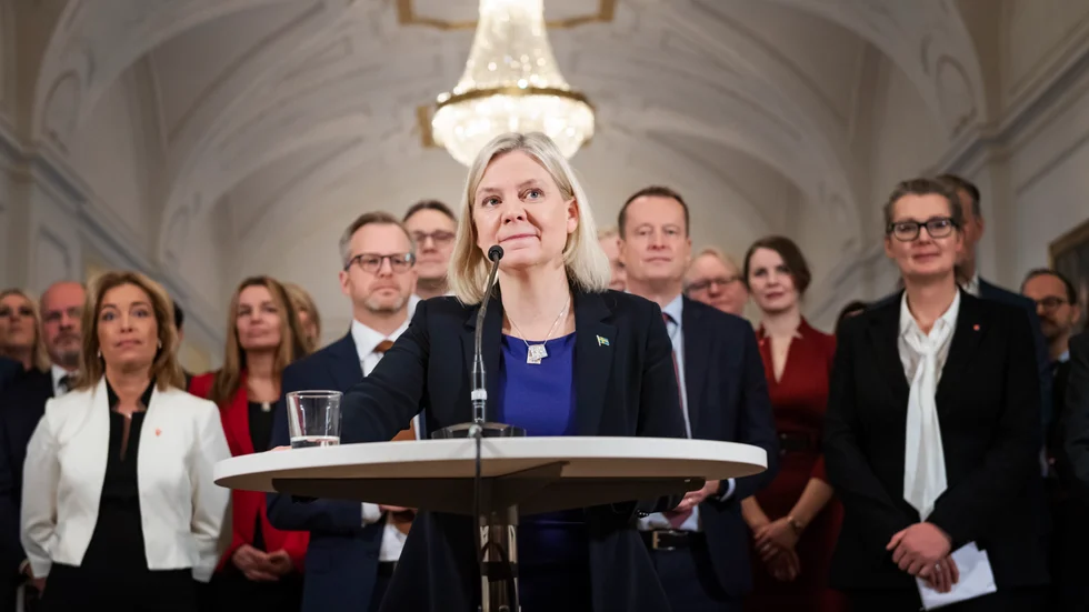 Tidigare statsminister Magdalena Andersson med S-regeringen vid en pressträff i samband med att den bildades november i fjol.