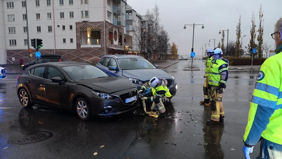 Räddningstjänsten, ambulans och polisen larmades ut till olycksplatsen.