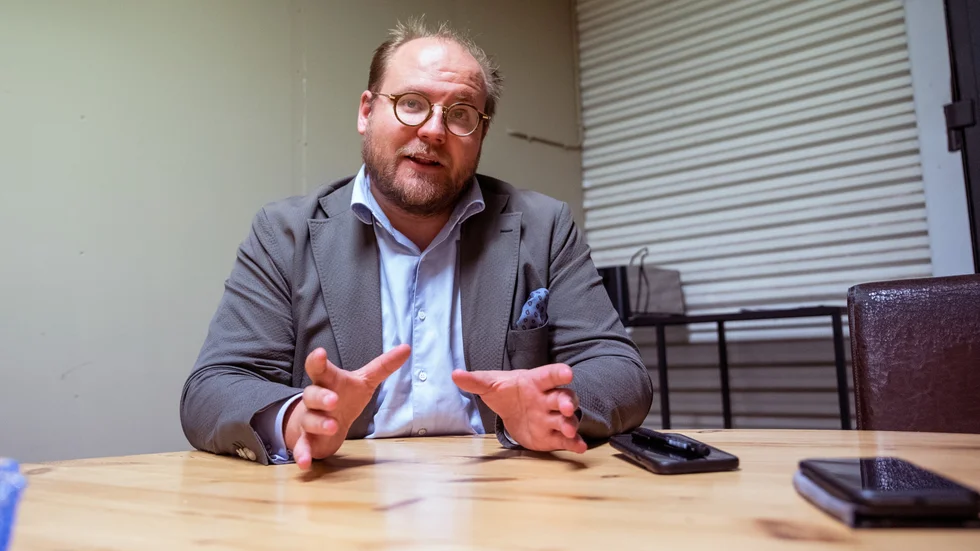 Viktor Söderberg är affärsjuristen och styrelseproffset som har tagit sig an utmaningen att utveckla Hantverksbyn i Rejmyre till ett lönsamt och eftertraktat besöksmål. 