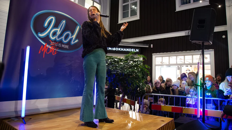 Nike Sellmar sjöng två utvalda låtar för fansen som hade samlats i Småstaden på lördagseftermiddagen.