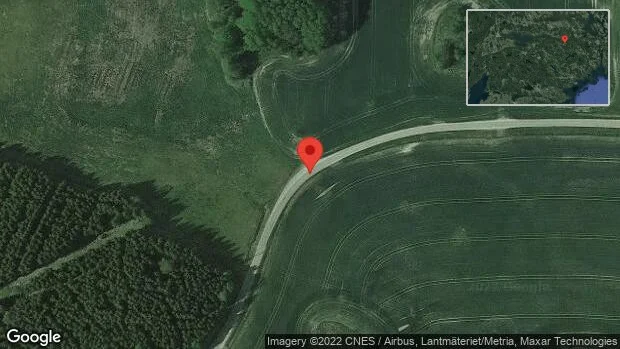 Fallna träd skapar problem i trafiken på väg 881