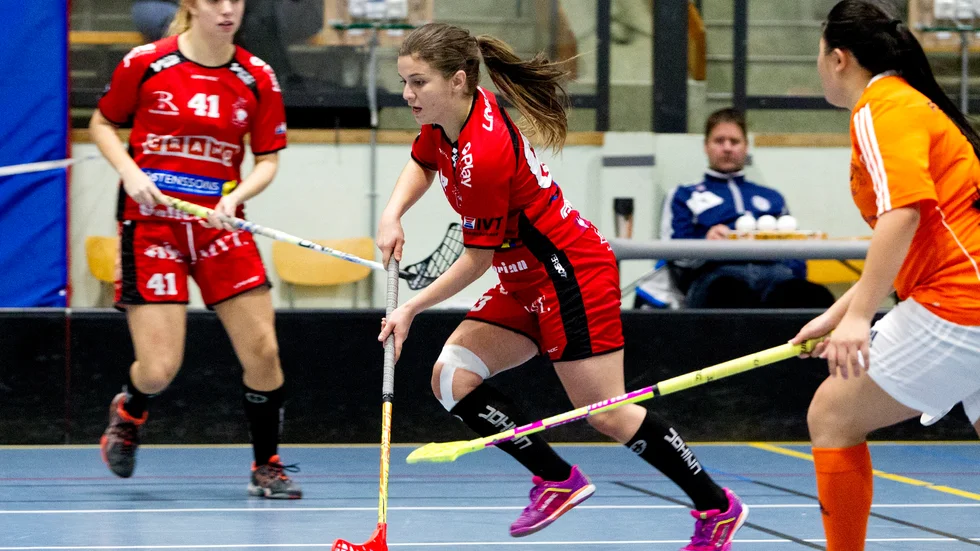 Fem år har gått sedan Borensberg IBC och Solfjäderstaden senast möttes i seriespel och bilden ovan togs. På onsdagen är det återigen dags för ett prestigefyllt derby i Hällaskolan i Borensberg. 