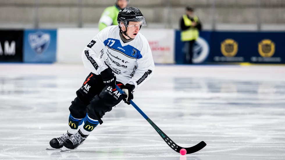 Nils Bergström blev tvåmålsskytt när Sirius tog sina första två poäng i elitserien efter en dramatisk match mot Frillesås.