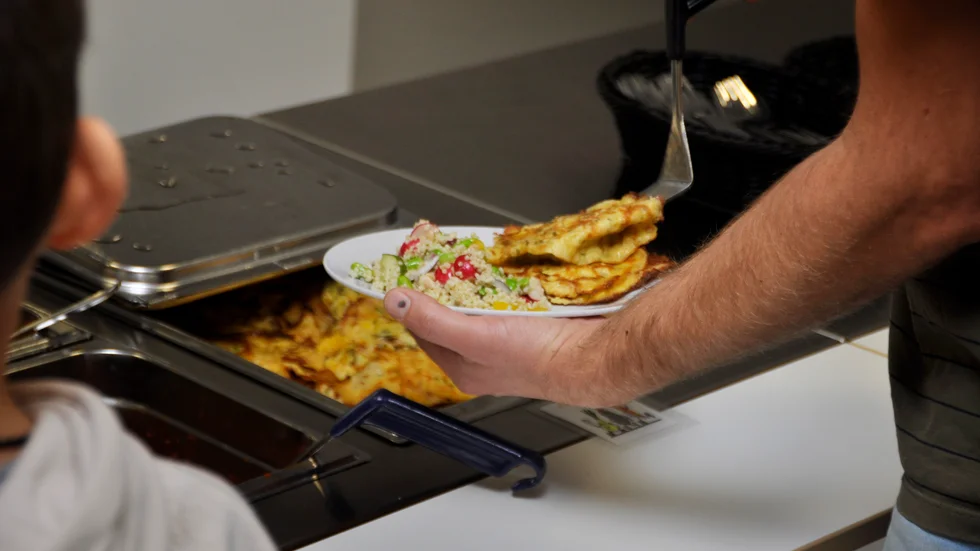 Fler än hälften, drygt 51 procent, av eleverna uppger att de inte äter lunch i skolmatsalen fem dagar i veckan. Det vanligaste är att man i stället går till en kiosk eller affär och köper något att äta.