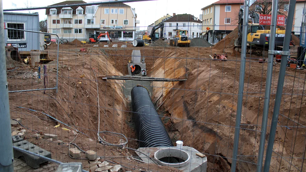 På Tors Plan i centrala Hultsfred pågår en stor VA-sanering. Samtidigt har en högspänningsledning och kommunalt fiber bytts ut.