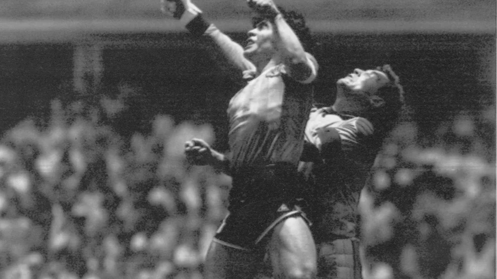 Diego Maradona gör 1–0-målet med hjälp av sin hand på Englands Peter Shilton i VM 1986. Nu har bollen sålts på auktion för nästan 30 miljoner kronor. Arkivbild.