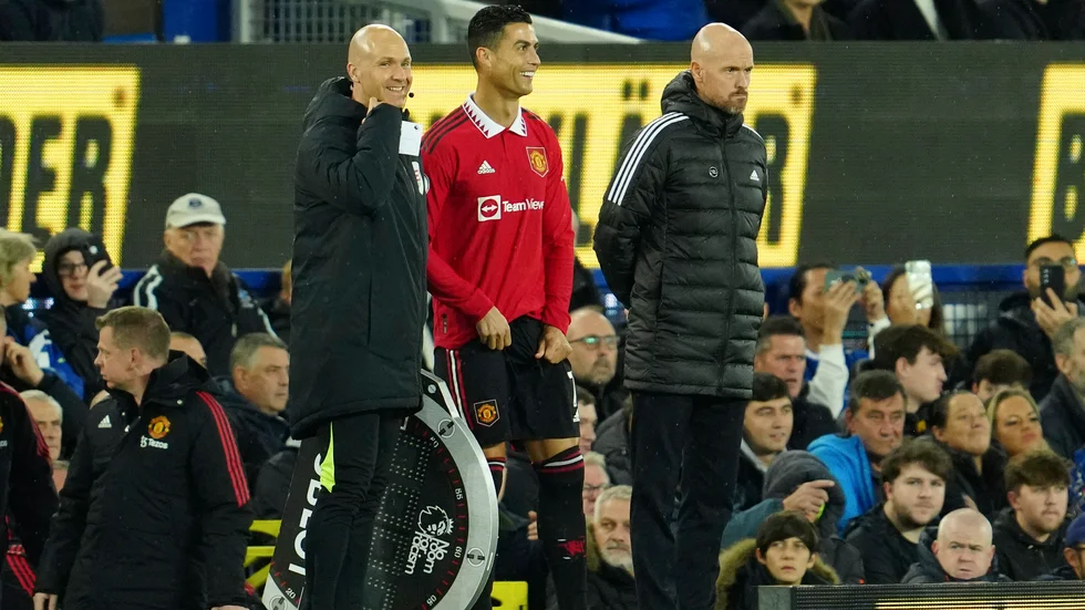 Cristiano Ronaldo bredvid Manchester Uniteds tränare Erik ten Hag (till höger). Arkivbild.