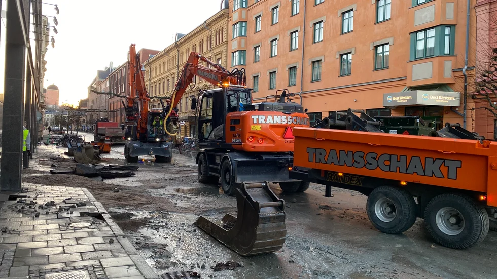 Efter flera timmars arbete med att täta röret i gatan kunde till slut vattnet kopplas på igen. 