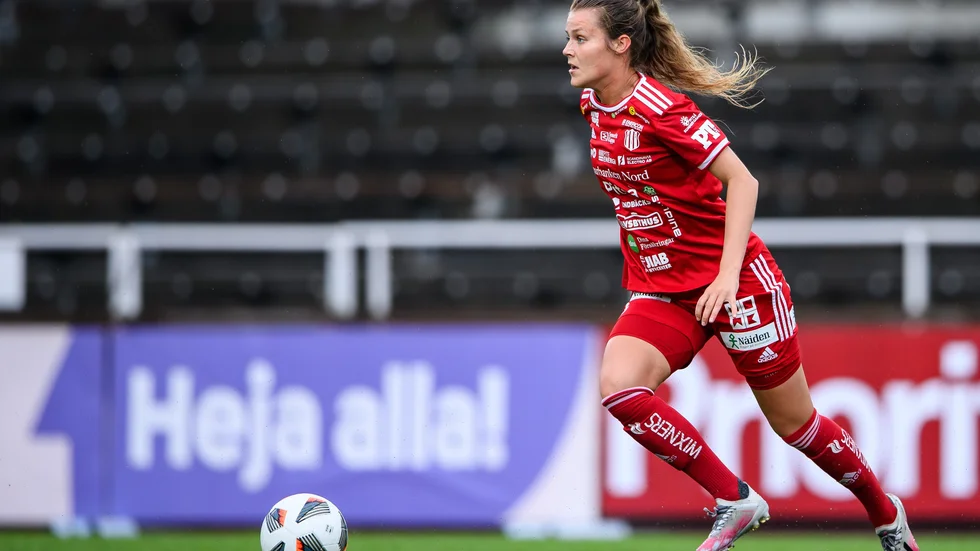 Piteås Maja Green har förlängt kontraktet med klubben. Hon öppnade säsongen med ett dröm-mål i premiären mot Djurgården och fortsatte med sin bästa i PIF-tröjan. 