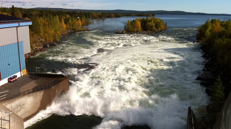 Mycket vatten. Vattenfall har tvingats tömma ut vatten 
i åtta av sina 15 stationer i Luleälven på grund av vattenmängden i magasinen.