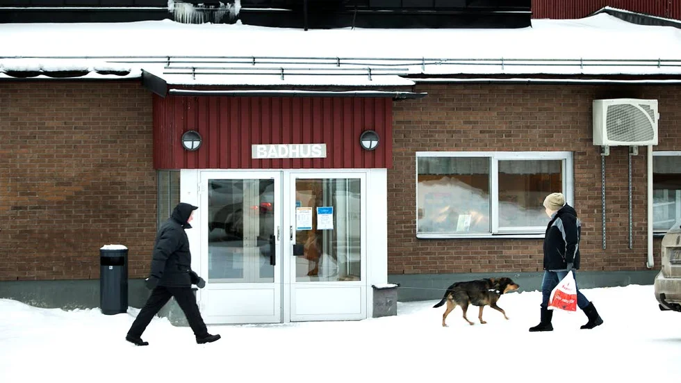 PRIORITERAT. Hertsö badhus är i dåligt skick och kan inte drivas vidare länge till. Men politikerna är oense om driften. Och Vänsterpartiet anklagar kommunalråden att driva på om en privatisering.
