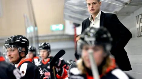 Nervös till ingen nytta. Enligt NSD:s hockeyexpert Jimmy Stålnacke behöver inte Asplöventränaren Per Kenttä vara särskilt orolig över lagets framtid i landets näst högsta serie.