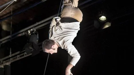 Fabian Wixe i föreställningen Layers.