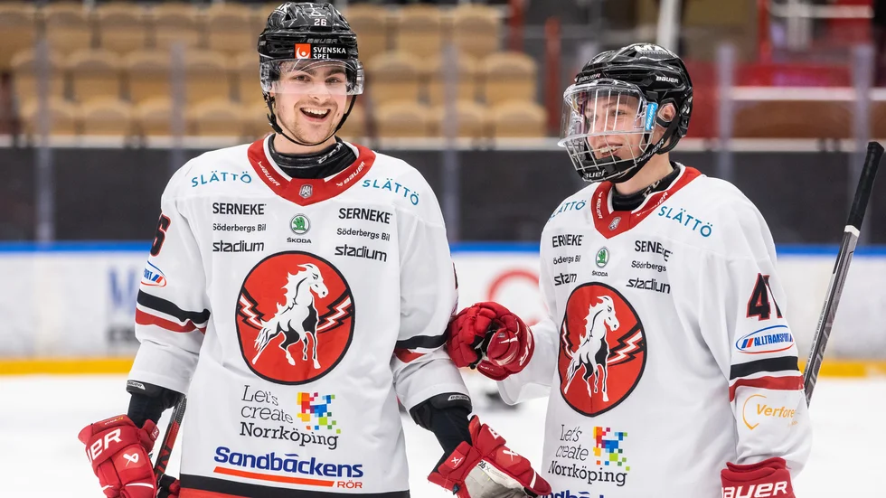 Alex Brännstam, till vänster om Victor Öhman, är klar för spel i VIK.