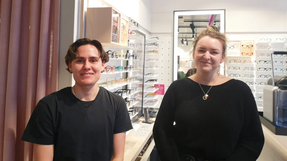 Matteo Charette och Ida Gustavsson ser inte bara negativt på att allt fler barn och unga får glasögon. Enligt dem, kan en positiv trend ha bidragit till ökningen.