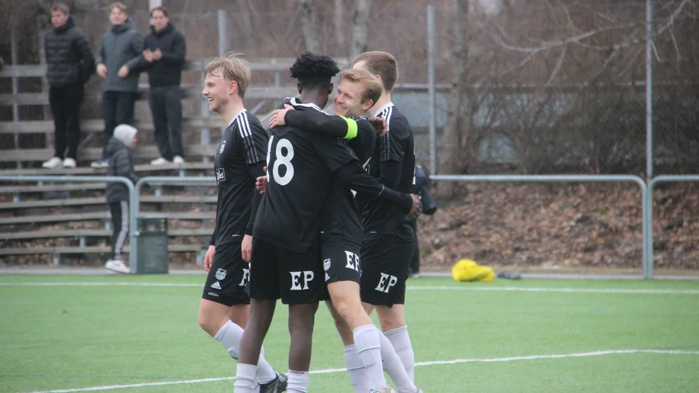 Fanna jublar efter William Thuuris 4-1-mål.