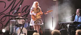 Maja Francis på Katalin: "En röst man kan skära glas med"