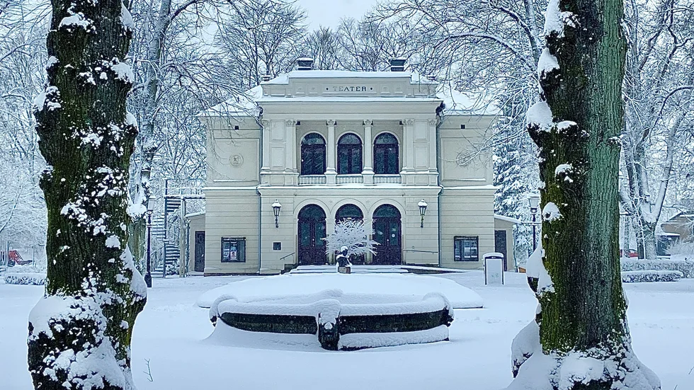 Nyköpings teater blev inbäddad i snö under onsdagens kraftiga snöfall.