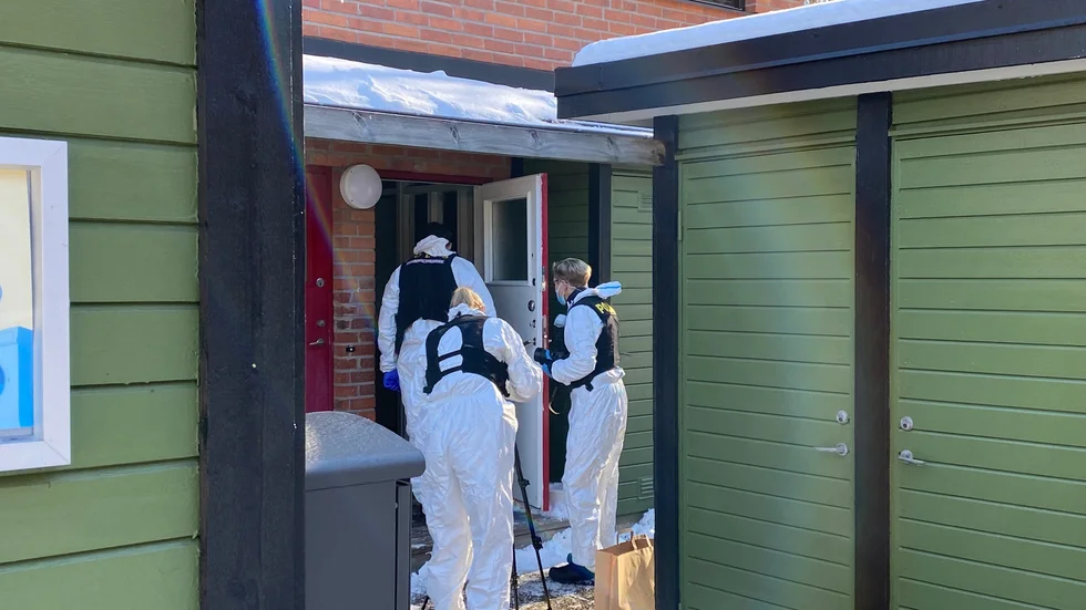 Kriminaltekniker på plats i Gottsunda dagen efter knivmordet.