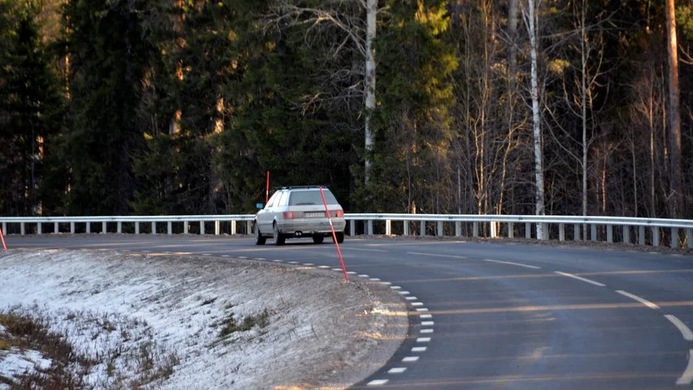 Varning. Trefikverket varnar bilister för att köra för långt ut på vägkanten på grund av snödikningen som gjort det svårt att beräkna avståndet till vägkanten.