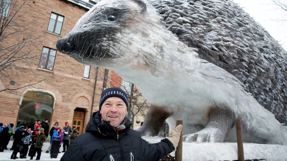 IGELKOTT! 2014 års djur i Stadsparken var en igelkott. Hans Englund var som vanligt mannen bakom djuret. Under tisdagen presenteras ett djur i snö och is för 30:e gången.