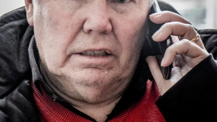Bert Karlsson stäms på ett miljonbelopp för obetala räkningar för ett av sina asylboenden.