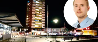 Maskerat gäng i Fröslunda – riktade misstänkt skjutvapen mot bil ✓Stor polisinsats ✓Sprungit efter bilen