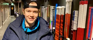 Har växt upp i Coop Norrbotten Arena – nu är han en i gänget runt Luleå Hockey • 16-åringen: "Jag är som en allt i allo"