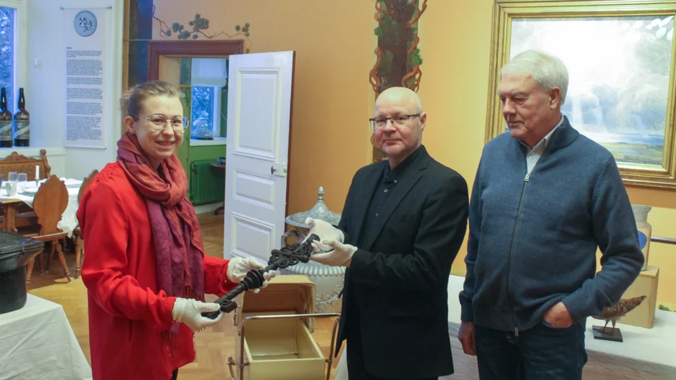 Camilla Gullin, museiintendent på Motala kommun, P-G Andersson, ordförande för Motala Musei- och Hembygdsförening och Gert Holmberg, sekreterare, är glada  över att närmare 4 000 museiföremål överlämnats till kommunen.