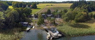 Arkitektritat hus med sjötomt i Mälaren lockar många nyfikna