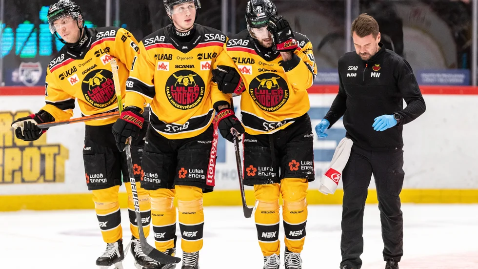 Jonathan Andersson får hjälp av isen efter bentacklingen från Oscar Eklind.