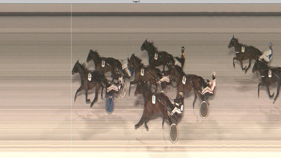 V75-1: MT Oberon (Mika Forss) håller undan för 50-oddsaren Deliver (Christian Månsson) och Eskimo Brother (Ove A Lindqvist).