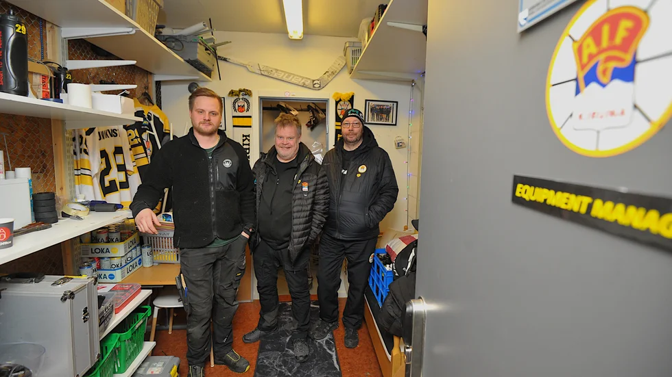Materialförvaltarna Kalle Jakobsson, Tomas Waaranperä och Kent Haapaniemi har packat ihop grejerna för denna säsongen. Frågan är om de får packa upp till hösten igen.