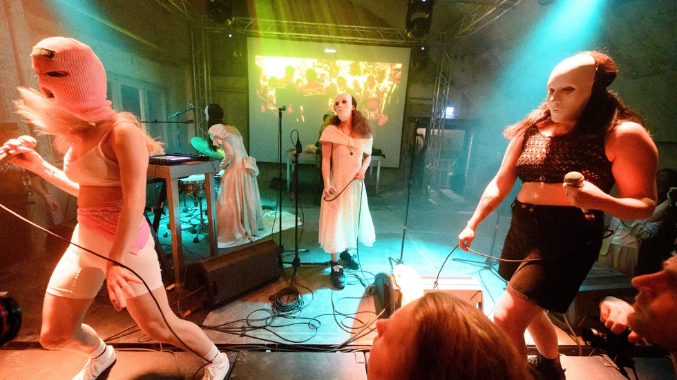 Pussy Riot vid en spelning i Tysklands huvudstad Berlin i maj. Arkivbild.