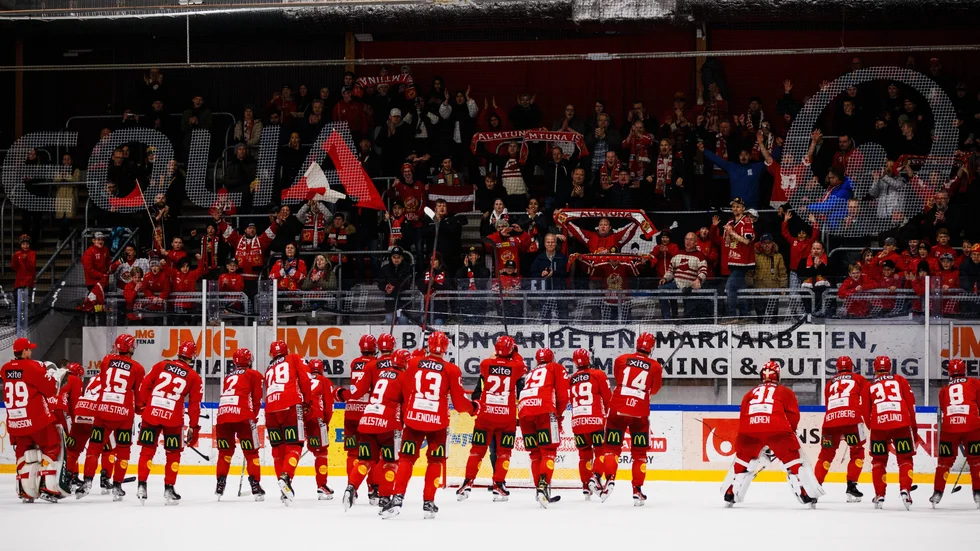 Almtunas spelare tar emot publikens hyllningar efter en seger i fjol. Nu väntas en bra publiksiffra när laget tar emot Björklöven.